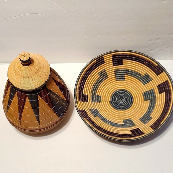 African Rwandan Tutsi Lidded Basket Hand Woven Basket with Geometric Design - Picture 11 of 11